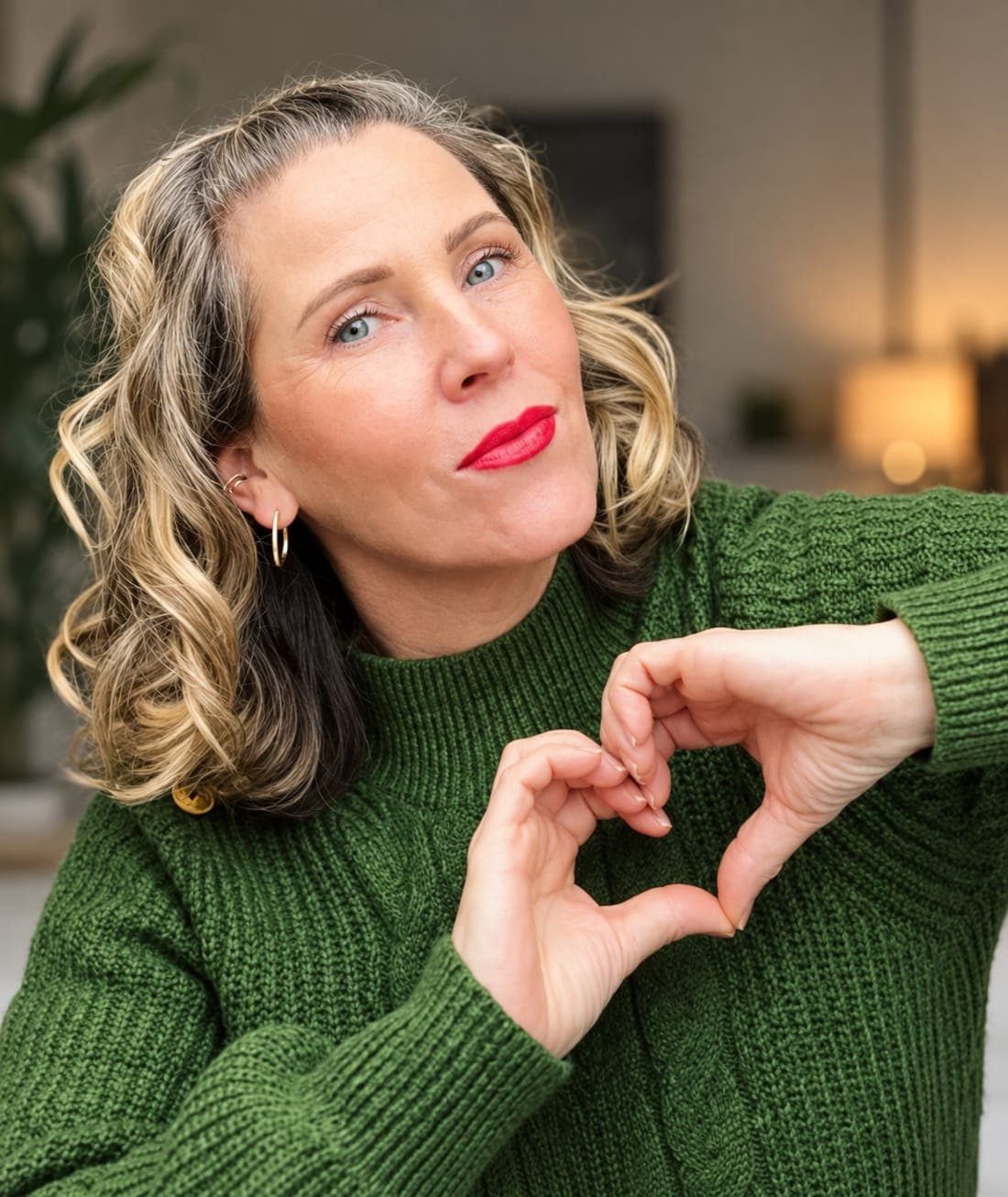 Dani formt mit ihren Händen ein Herz